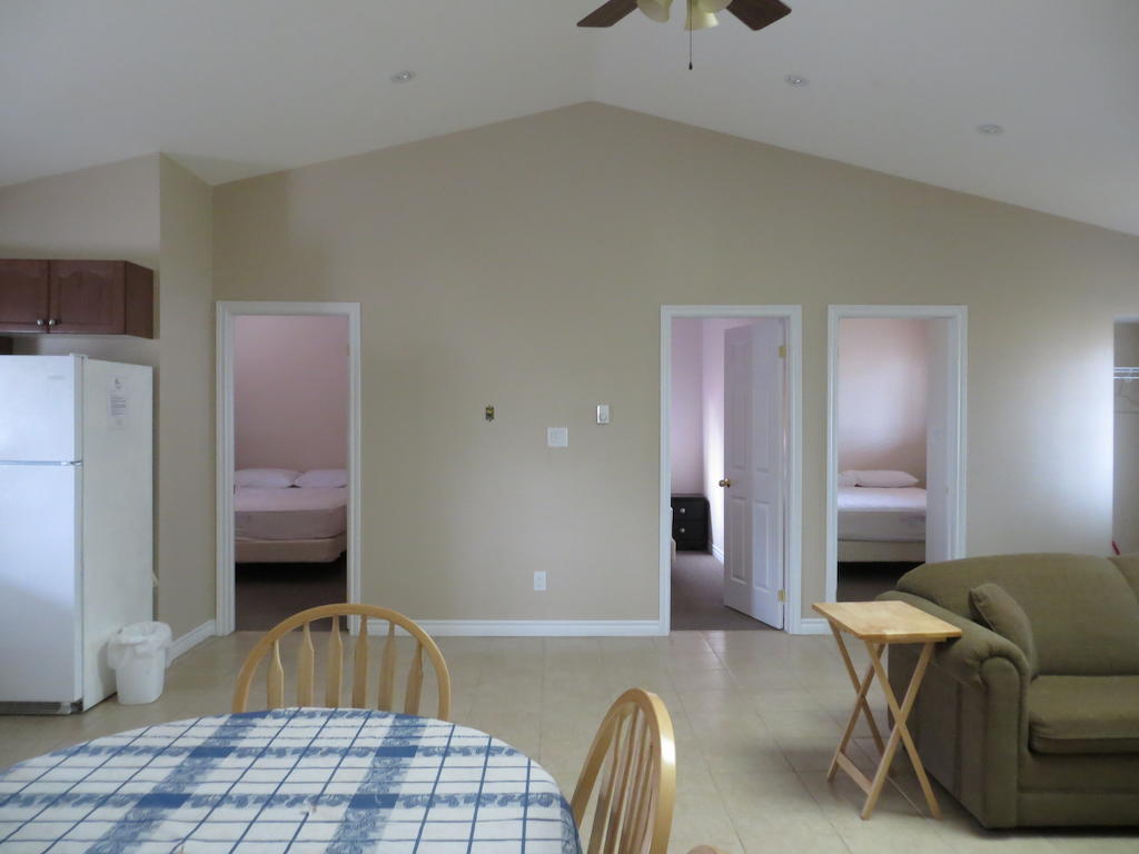 Halls Cottages Honey Harbor Room photo