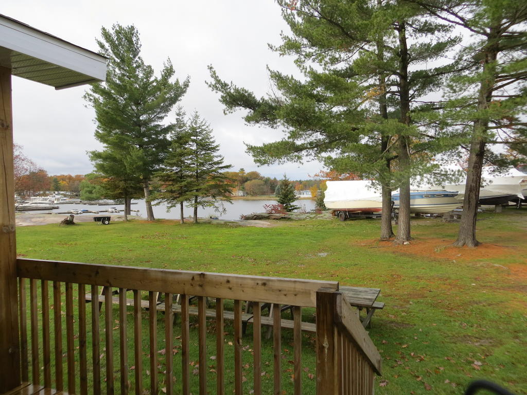 Halls Cottages Honey Harbor Room photo