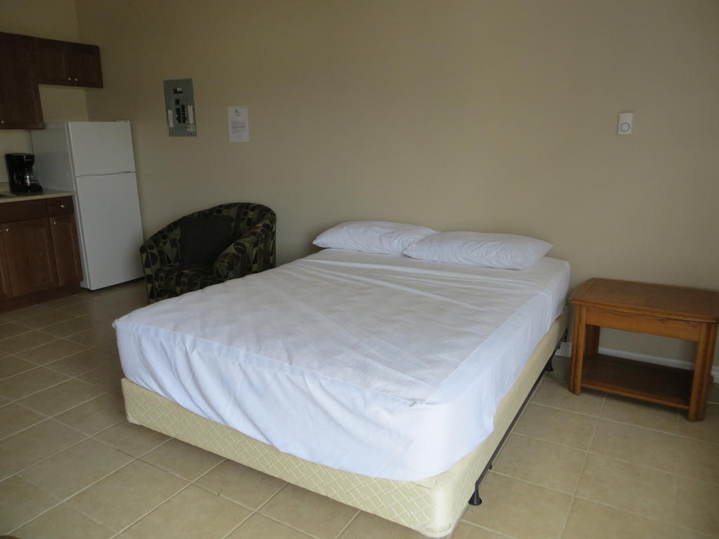 Halls Cottages Honey Harbor Room photo