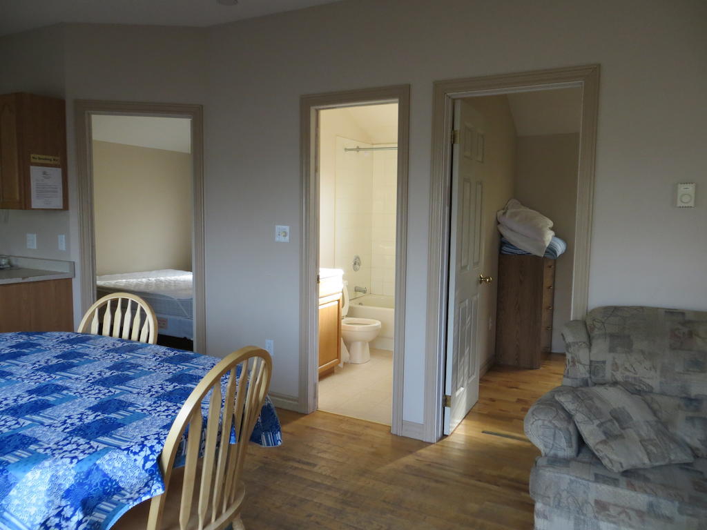 Halls Cottages Honey Harbor Room photo
