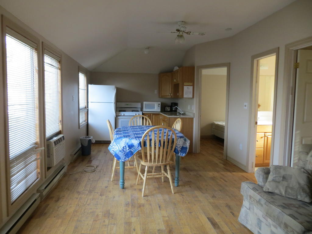 Halls Cottages Honey Harbor Room photo