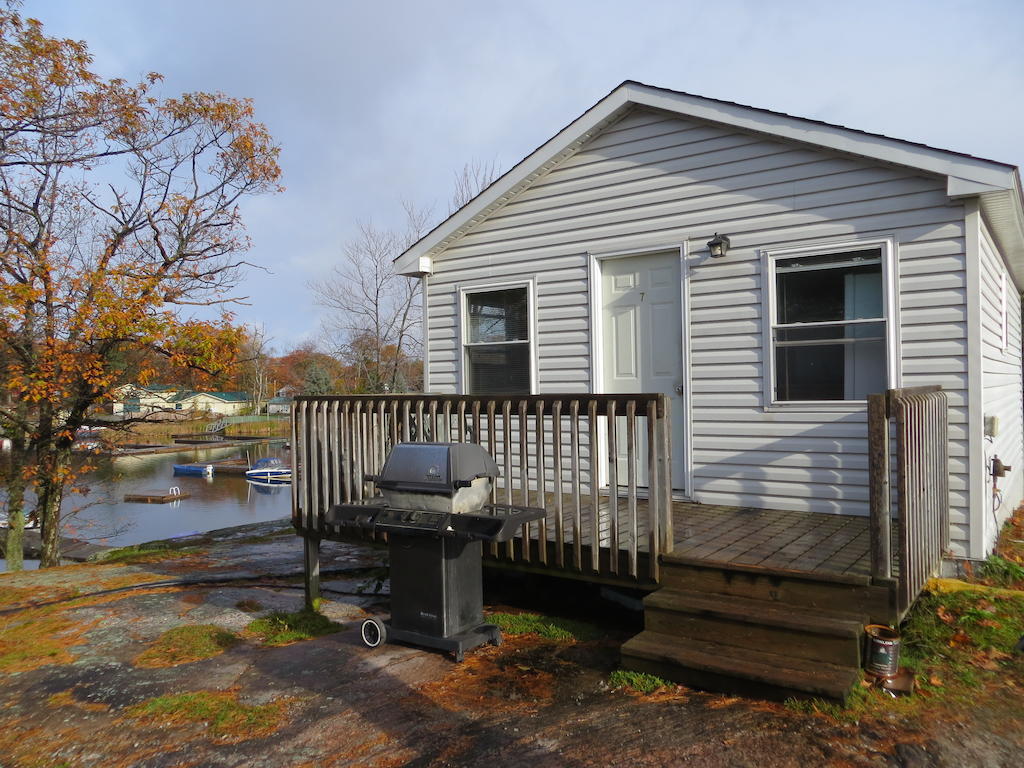 Halls Cottages Honey Harbor Exterior photo