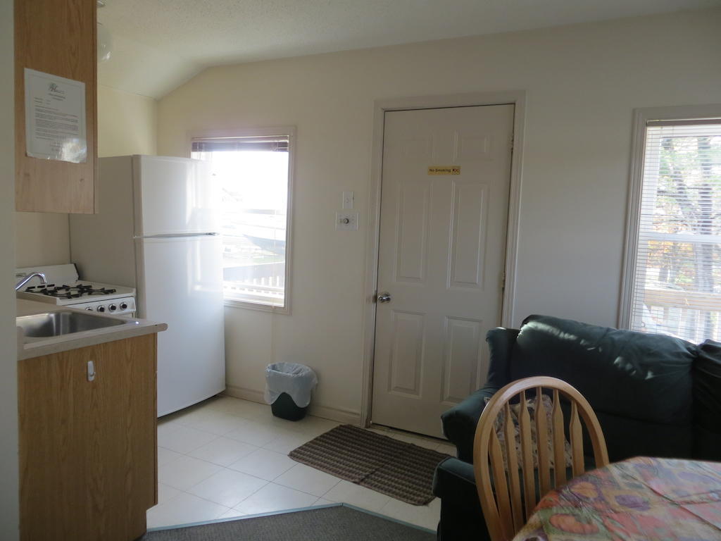 Halls Cottages Honey Harbor Room photo