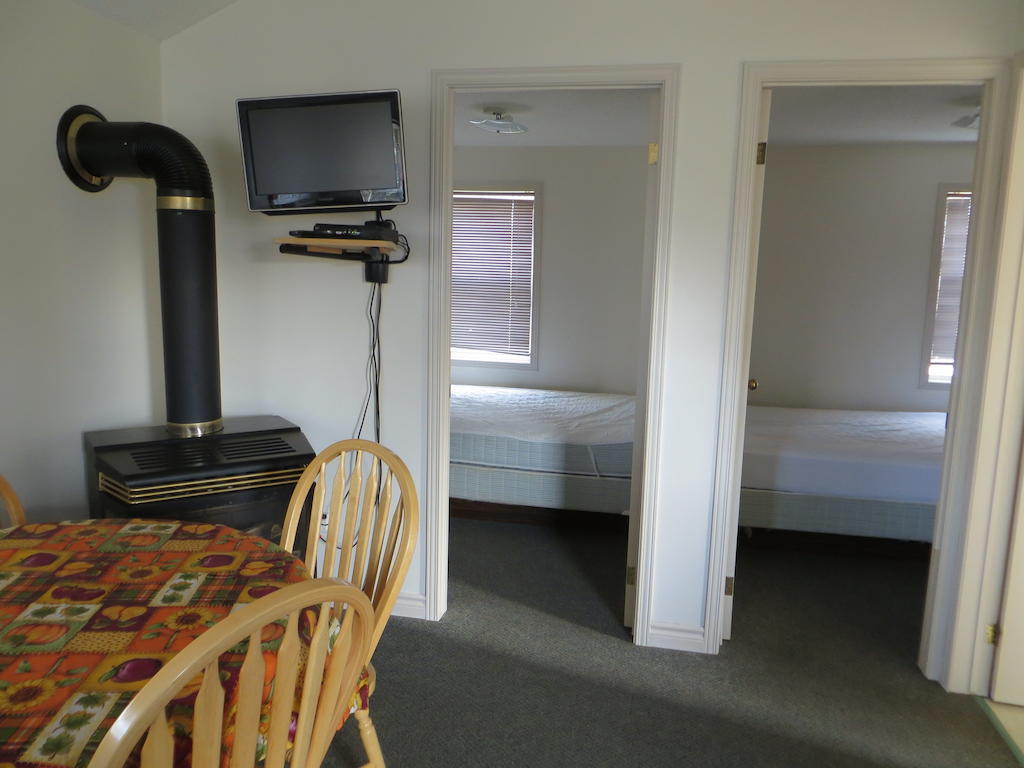Halls Cottages Honey Harbor Room photo